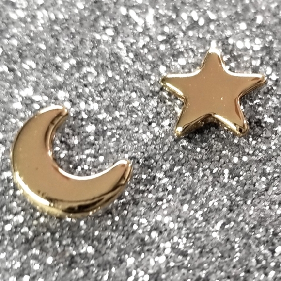 Jewelry - Small Gold Tone Star & Moon Earrings